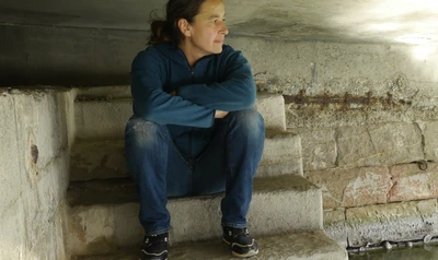 Agnès Rosse présente en 2019 une exposition en ligne rassemblant textes et dessins réalisés sous un pont à Sète : www.dans-un-lieu-tenu-secret.com.