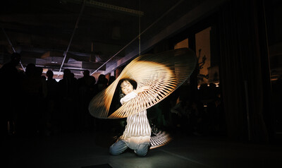 Performance de Nina Fradet, aux 10 ans des métiers d’art de la Villa Kujoyama 