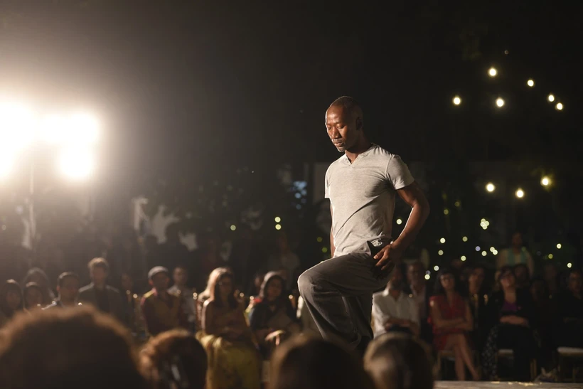 Performance d'Amala Dianor lors du lancement de la Villa Swagatam 
