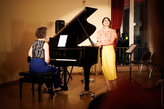 Performance de Sara Gouzy et Justine Eckhaut pour la nuit des idées