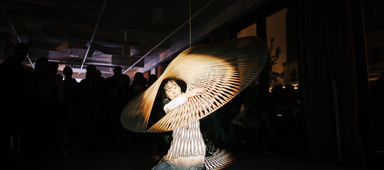 Performance de Nina Fradet, aux 10 ans des métiers d’art de la Villa Kujoyama 