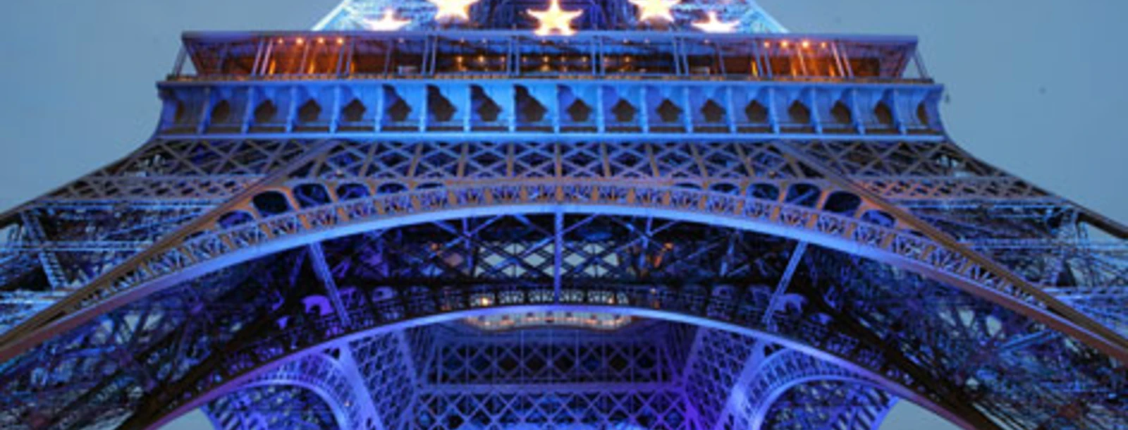 Illumination de la Tour Eiffel aux couleurs de l'Union europe?enne 