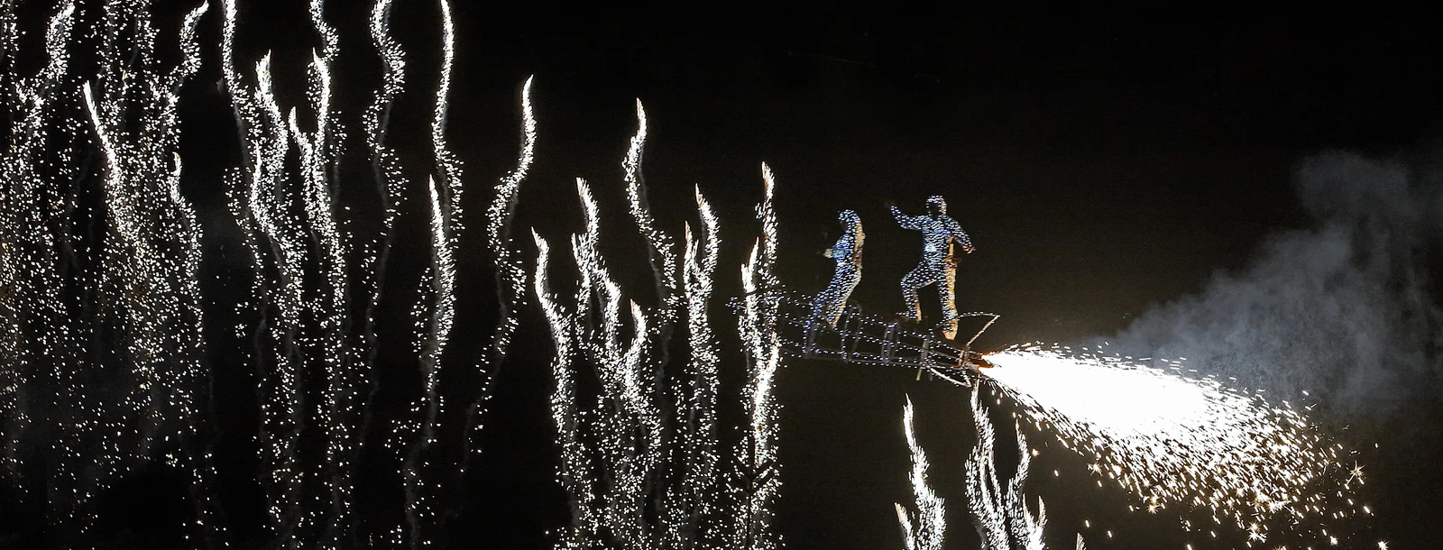 Ouverture de l'Année de la France au Brésil - Feu d'artifice du Groupe F dans la baie de Rio de Janeiro 
