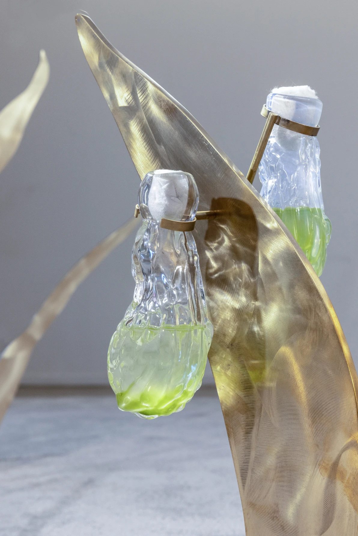 Chronos, détail de l’installation pour l’exposition de groupe Incarnations dans le cadre des Rencontres d’Arles, couvent Saint-Césaire, Arles Verre soufflé, laiton brossé, œuvre VR, écrans Led, siège en fonte d’aluminium brossé, lithographies originales.