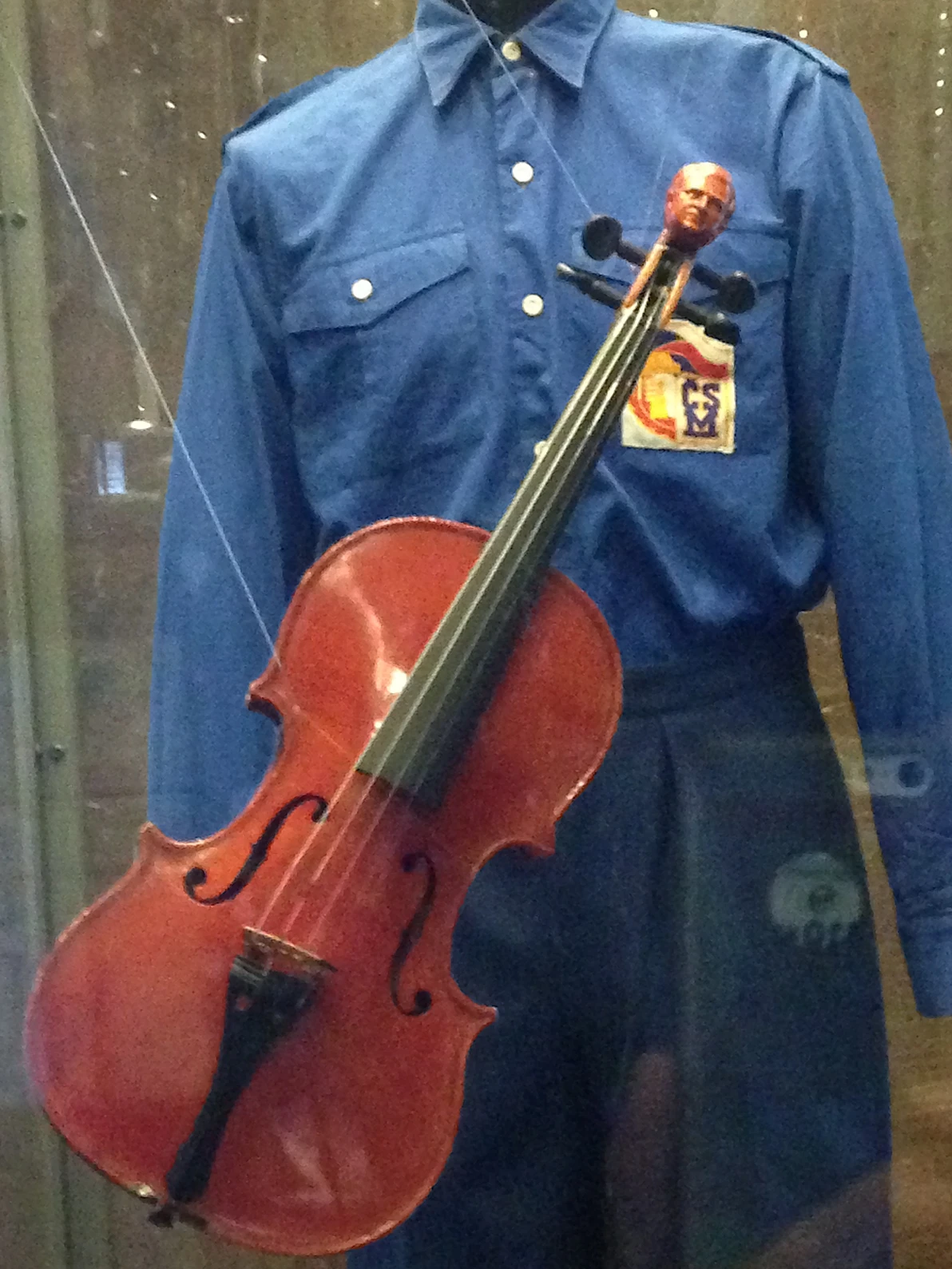 Variation sur le culte de la personnalité : violon à tête du leader communiste Klement Gottwald, années 1950 (Memorial de Vitkov, Prague). 