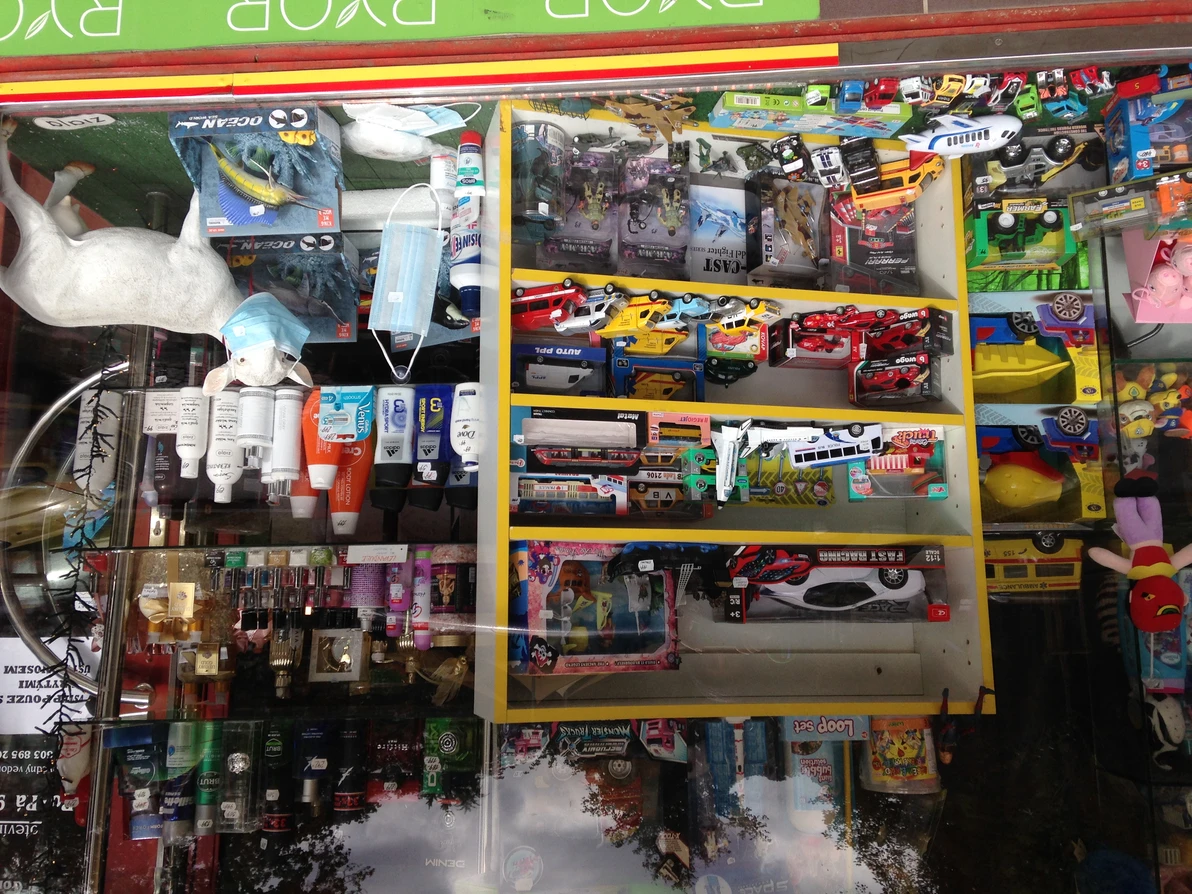 Vitrine d’un magasin à Brno (République tchèque). 