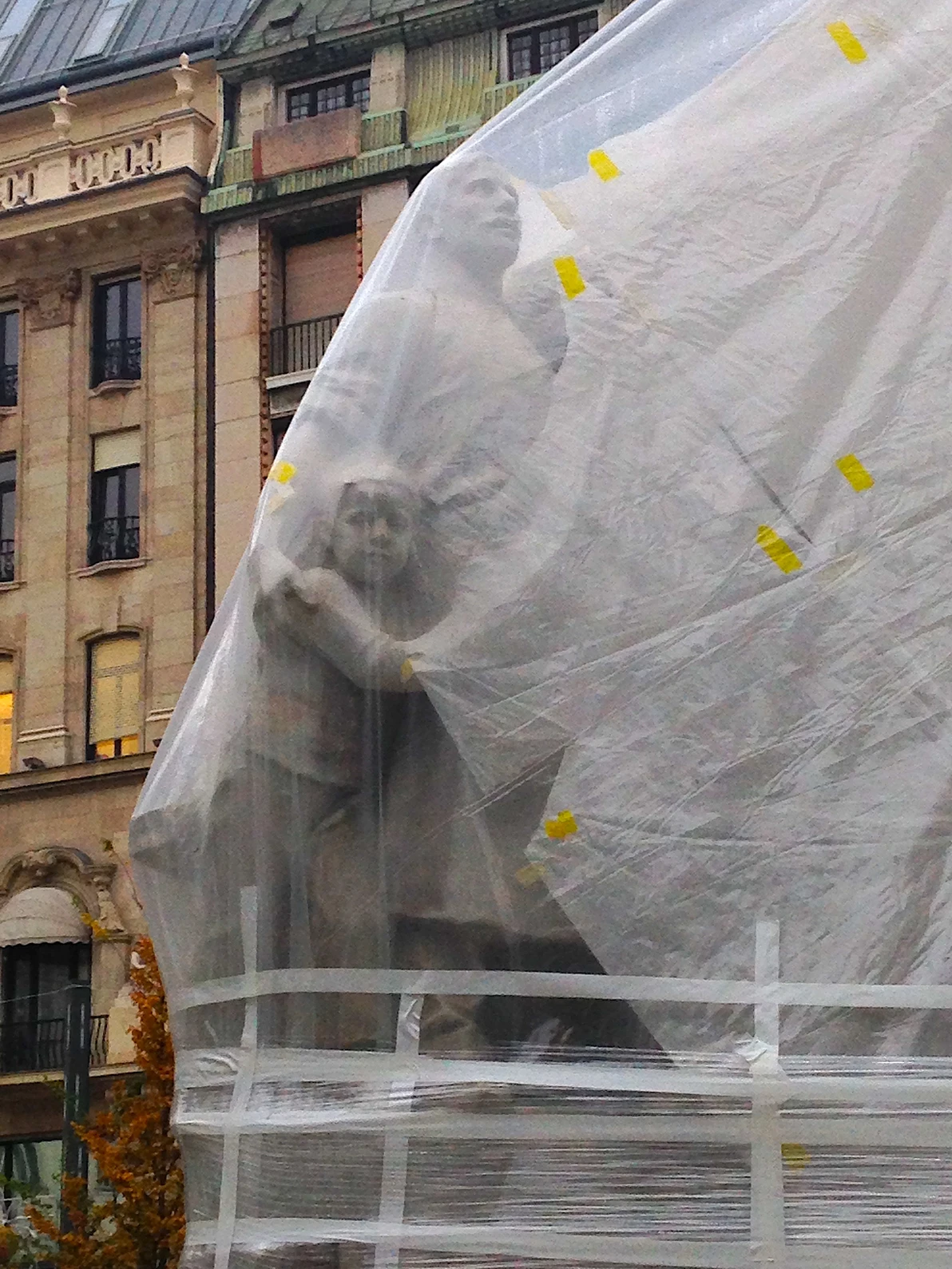 Détail de la statue en réfection du poète Mihaly V?r?smarty, sur l’une des places les plus fréquentées de Budapest. Aujourd’hui, la place est déserte, et le groupe est sous plastique... 