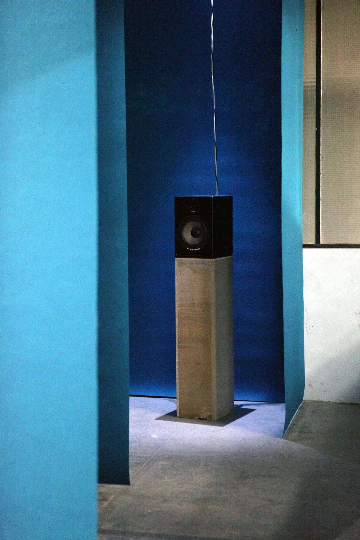 Bbbuuurrrnnnooouuuttt Installation sonore et lumineuse (5 canaux), 10min, socles, moquette, câbles  Exposition “Comme les mots me paraissaient exsangues...” La Générale, Paris, FR 2019 