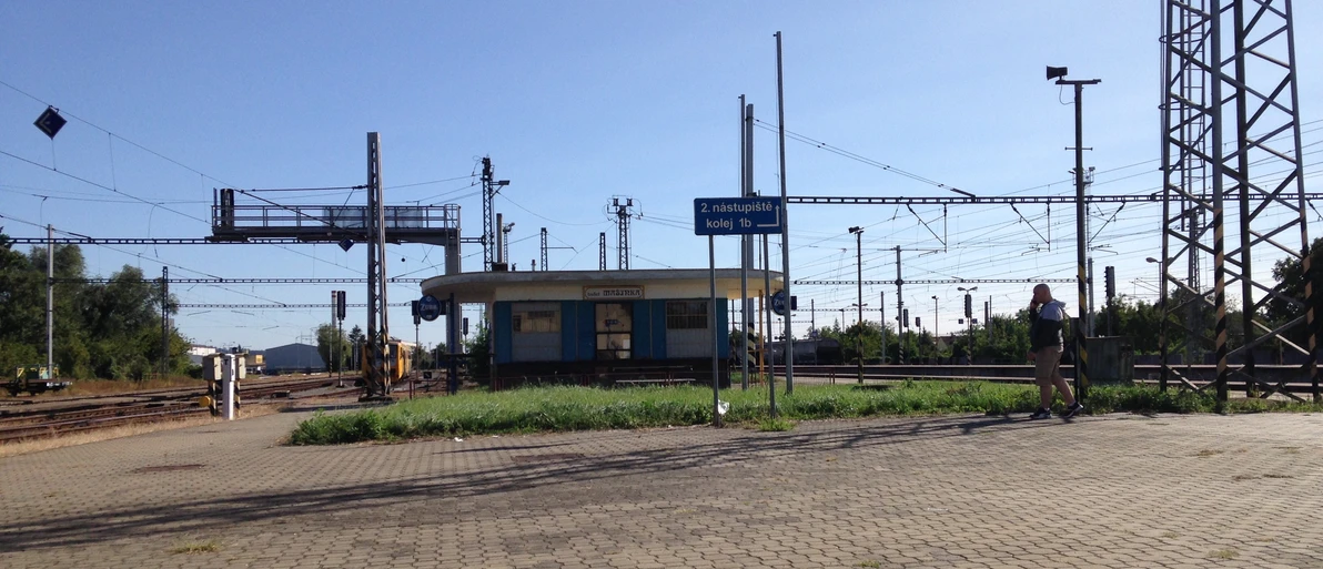 Entre deux trains, le buffet fermé de la gare de Hulin (Moravie, République tchèque). 