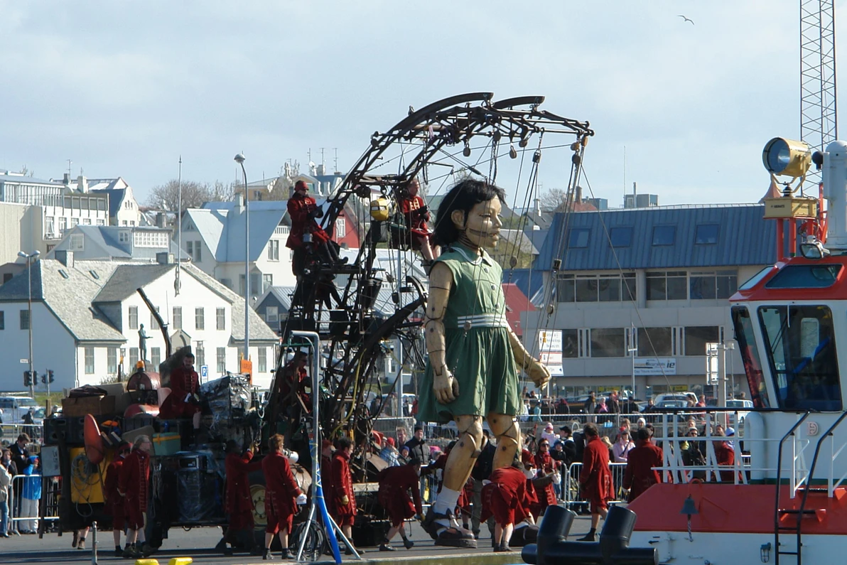 "La petite ge?ante", par la Compagnie Royal de Luxe