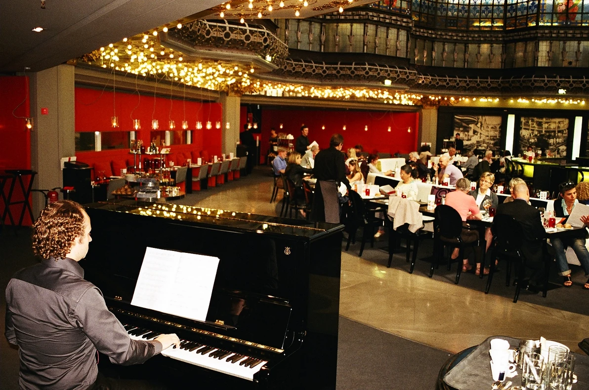 "Play Liszt – des pianos dans les cafe?s" a? la Brasserie du Printemps Haussmann 