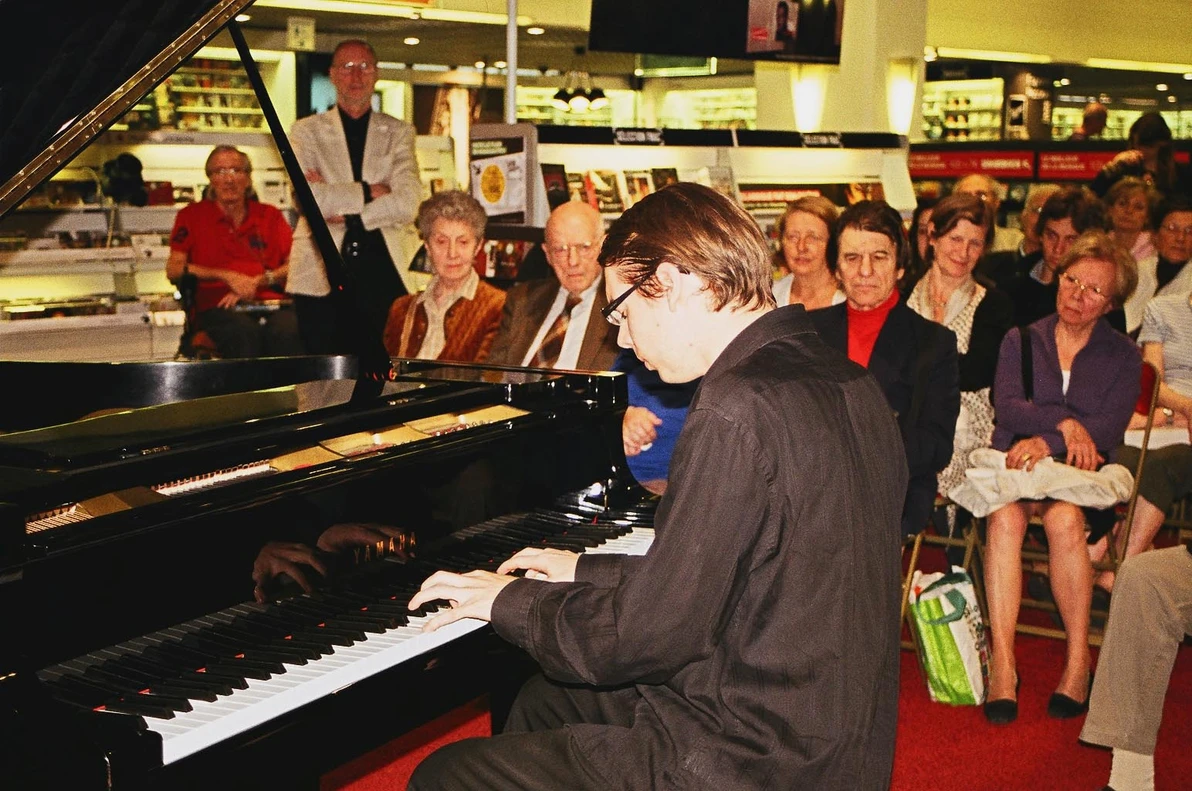 "Play Liszt – des pianos dans les cafe?s" a? la FNAC des Ternes