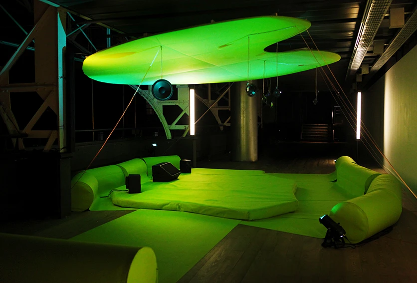 Les Parlants et les Écoutants  Installation sonore (9 canaux) et lumineuse (10 canaux), assises, 27 min, 2018 Exposition “Panorama 20”, Le Fresnoy, FR 2018