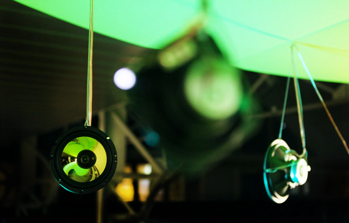 Les Parlants et les Écoutants (détail) Installation sonore (9 canaux) et lumineuse (10 canaux), assises, 27 min, 2018 Exposition “Panorama 20”, Le Fresnoy, FR 2018