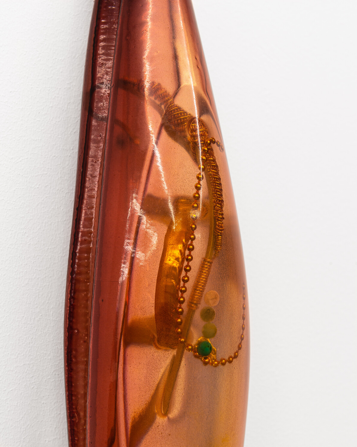 Matériaux composites, bobines en cuivre, papier joss, pierres reiki, 37,5 x 7,5 cm.