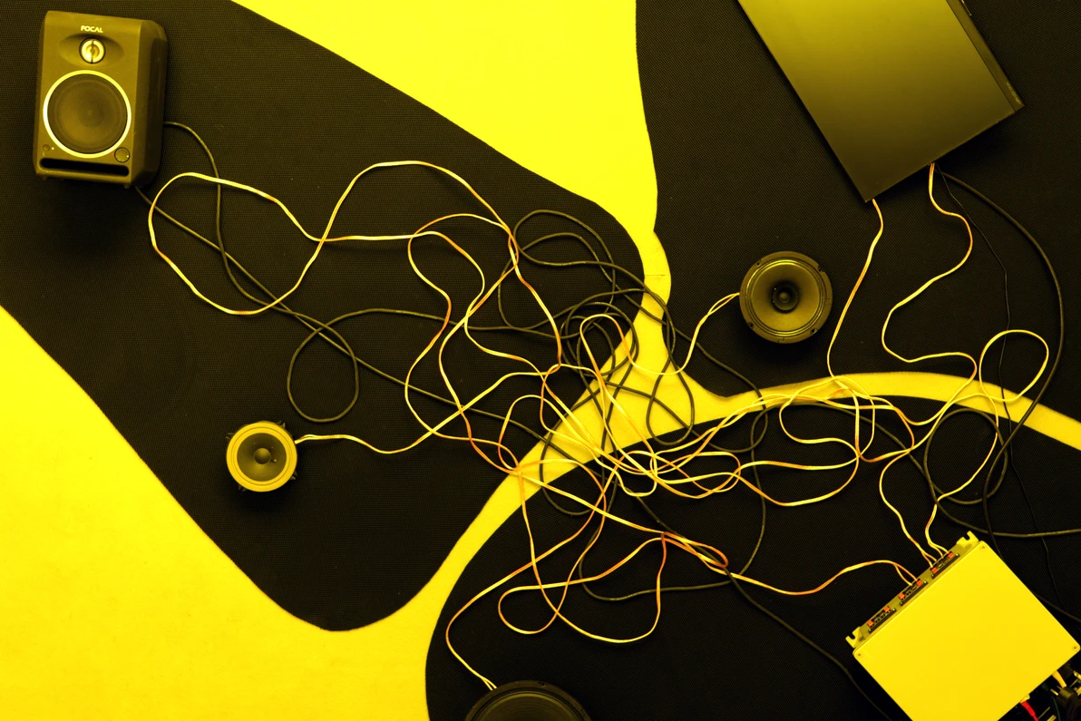 La Mytho : studio training Installation immersive : multimédia (4 canaux sonores et 1 écran), vinyl coloré, tissu et câbles, 10 min Villa Belleville, Paris, FR 2019