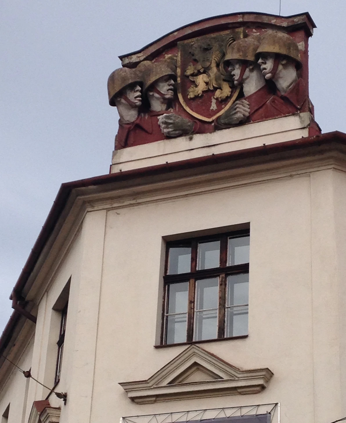 Vestige militaro-drolatique sur le fronton d’une fa?ade de Bratislava (Slovaquie). 