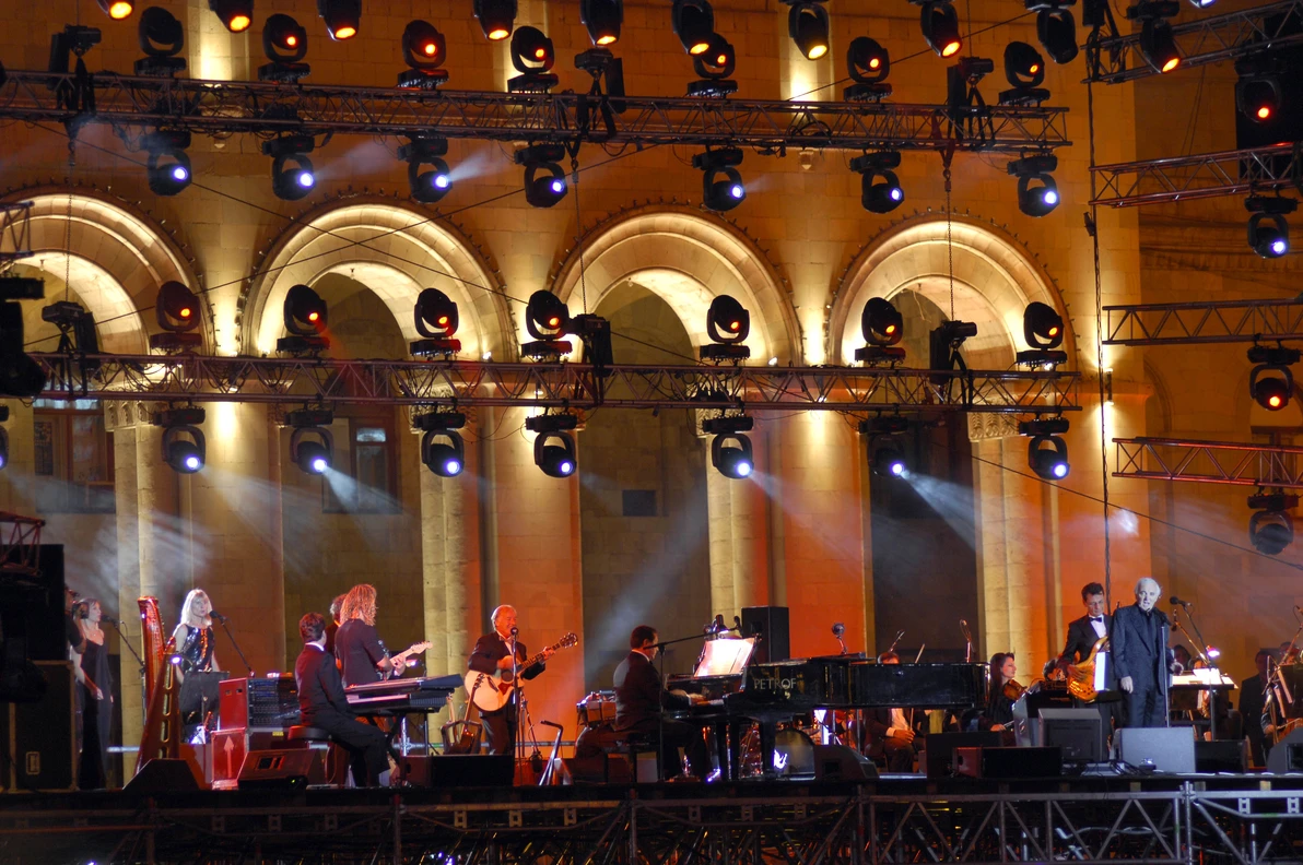 Concert de Charles Aznavour a? Erevan en ouverture de l'Anne?e de l'Arme?nie, 30 sept 2006