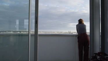 Balcon du dernier étage du bâtiment H du Grand Parc à Bordeaux ; Film still - 2020