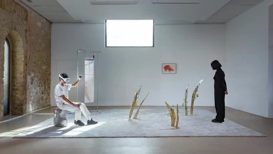 Chronos, Installation pour l’exposition de groupe Incarnations dans le cadre des Rencontres d’Arles, couvent Saint-Césaire, Arles. Verre soufflé, laiton brossé, œuvre VR, écrans Led, siège en fonte d’aluminium brossé, lithographies originales.