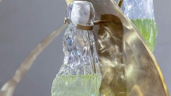 Chronos, détail de l’installation pour l’exposition de groupe Incarnations dans le cadre des Rencontres d’Arles, couvent Saint-Césaire, Arles Verre soufflé, laiton brossé, œuvre VR, écrans Led, siège en fonte d’aluminium brossé, lithographies originales.