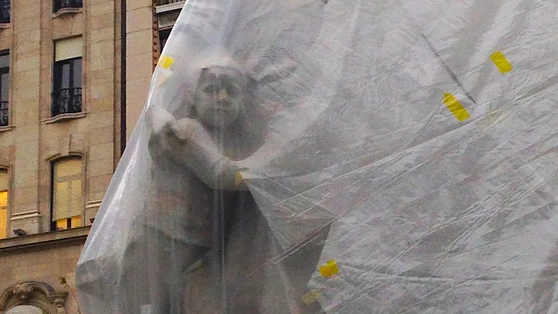 Détail de la statue en réfection du poète Mihaly V?r?smarty, sur l’une des places les plus fréquentées de Budapest. Aujourd’hui, la place est déserte, et le groupe est sous plastique... 