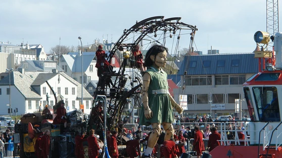 "La petite ge?ante", par la Compagnie Royal de Luxe