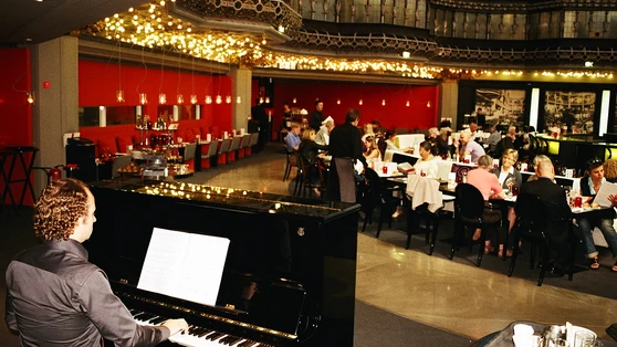 "Play Liszt – des pianos dans les cafe?s" a? la Brasserie du Printemps Haussmann 