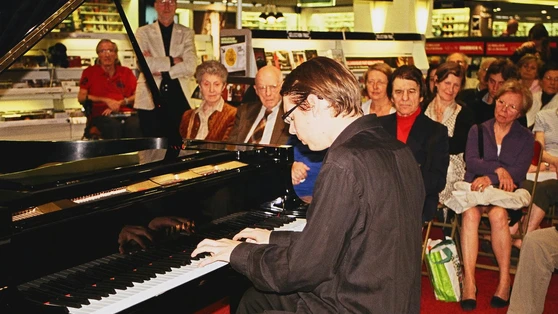 "Play Liszt – des pianos dans les cafe?s" a? la FNAC des Ternes
