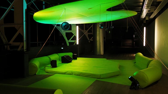 Les Parlants et les Écoutants  Installation sonore (9 canaux) et lumineuse (10 canaux), assises, 27 min, 2018 Exposition “Panorama 20”, Le Fresnoy, FR 2018