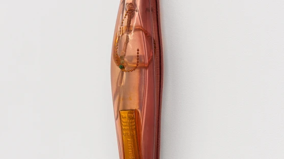Matériaux composites, bobines en cuivre, papier joss, pierres reiki, 37,5 x 7,5 cm