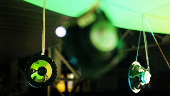 Les Parlants et les Écoutants (détail) Installation sonore (9 canaux) et lumineuse (10 canaux), assises, 27 min, 2018 Exposition “Panorama 20”, Le Fresnoy, FR 2018