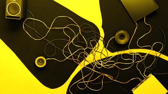 La Mytho : studio training Installation immersive : multimédia (4 canaux sonores et 1 écran), vinyl coloré, tissu et câbles, 10 min Villa Belleville, Paris, FR 2019