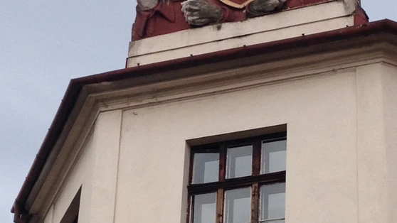 Vestige militaro-drolatique sur le fronton d’une fa?ade de Bratislava (Slovaquie). 