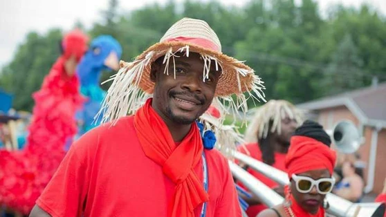 Keb, dans une performance de rue 